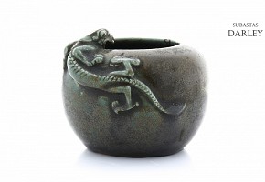 Tintero de cerámica con una lagartija, s.XX