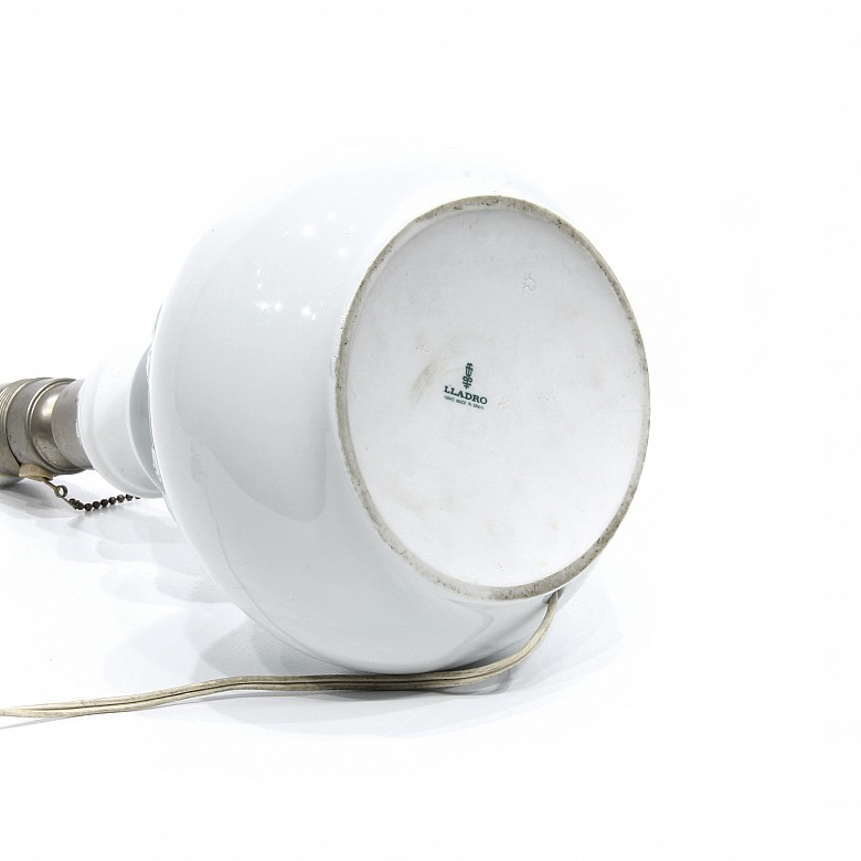 Lámpara de Lladró con forma de balaustre.