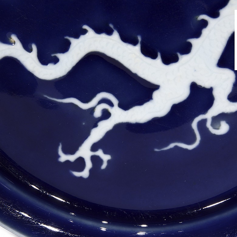 Plato azul con dragón en blanco, Jingdezhen, dinastía Yuan (1279-1368).