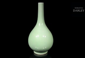 Jarrón de porcelana vidriada en verde, S.XX