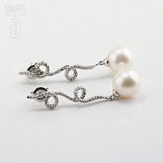Pendientes en oro blanco 18k con perlas blancas y diamantes. - 2