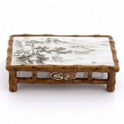 Mesa en miniatura de porcelana, dinastía Qing.