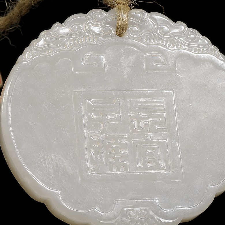 Placa de jade blanco tallado 