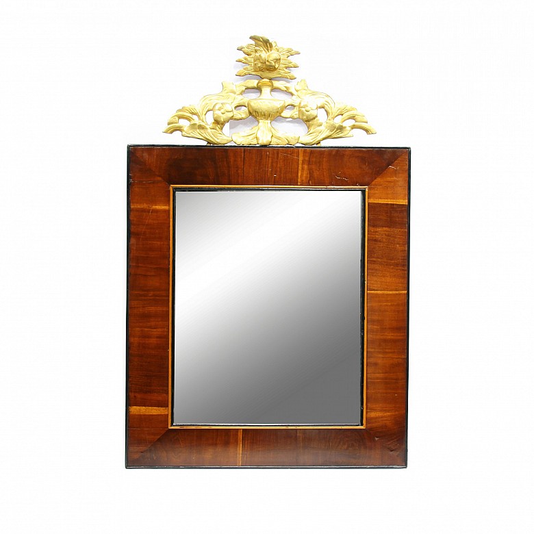 Espejo con marco de madera chapeada y copete dorado, med. S.XX