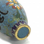A cloisonné enamel snuff bottle with lotuses, Qing dynasty
