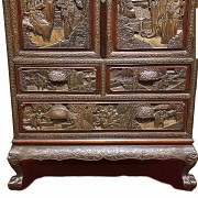 Armario bajo de madera tallada y sobredorada, China, s.XIX