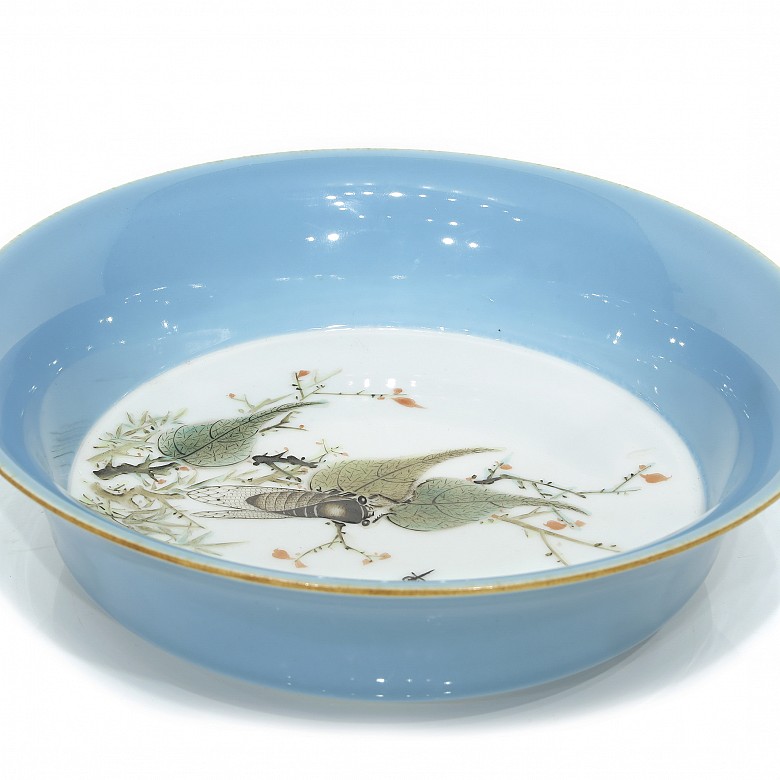 A Jingdezhen enameled porcelain dish, 1962