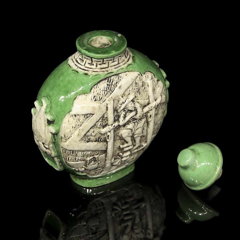 Green and white glazed porcelain snuff bottle - 4