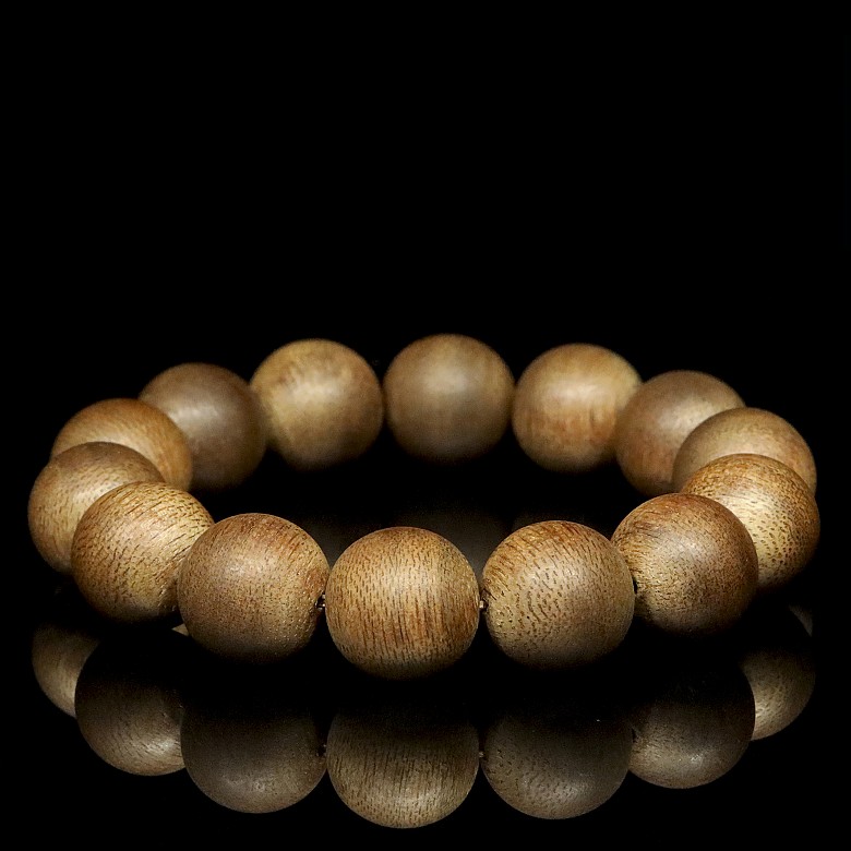 Wooden bracelet with 14 beads.