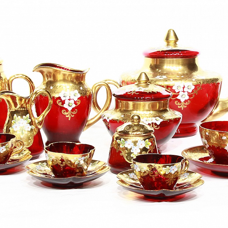 Juego de té de vidrio rojo con decoración esmaltada