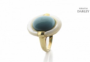 18k yellow gold, turquoise and mother-of-pearl ring