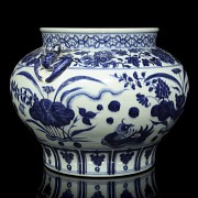 Vasija con asas, azul y blanco, estilo Yuan