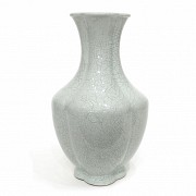 Melon vase with 'Geyao' glaze, Yongzheng (1723-1735)
