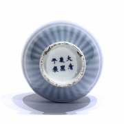 Jarrón de porcelana monocroma en azul, s.XX