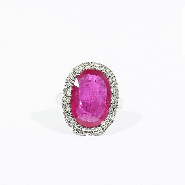 Ring with ruby ​​10.45cts and diamonds in 18K white gold.