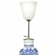 Lámpara con jarrón de porcelana, azul y blanco, S.XX