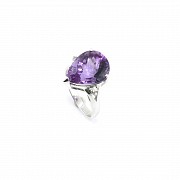 18 k white gold ring with amethyst and diamonds.