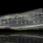 Guijarro de jade gris con una inscripción, dinastía Qing - 1