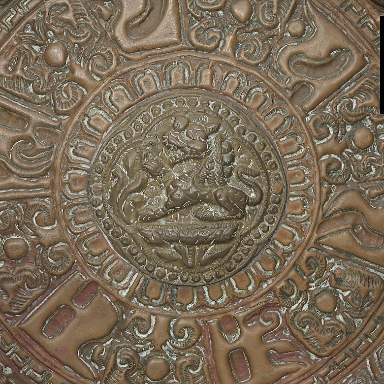 Plato limosnero de metal repujado, Tibet, S.XIX