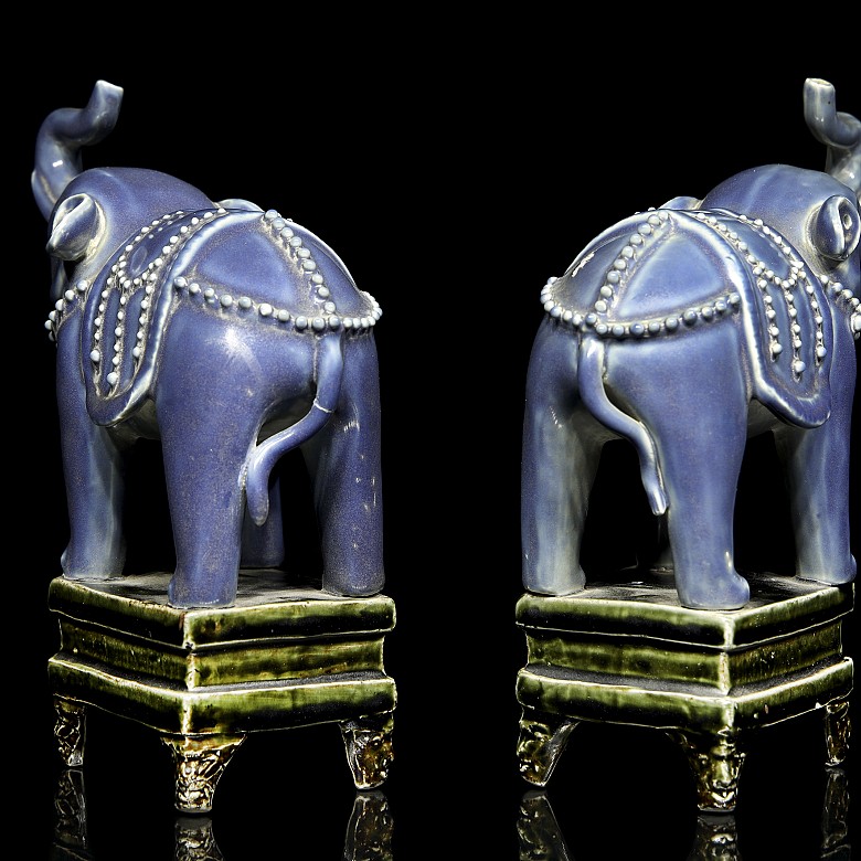 Pareja de elefantes de porcelana vidriada, siglo XIX - 2