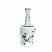 Jarrón de porcelana esmaltada, con sello Kangxi.