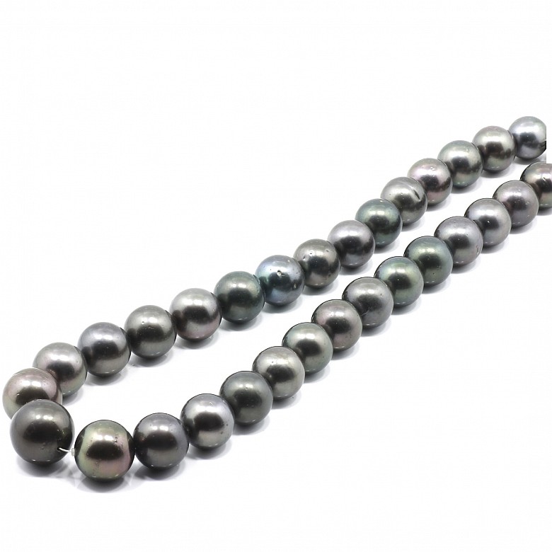 Tahitian pearl necklace in diminishing size.