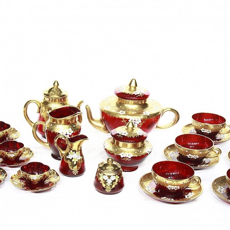 Juego de té de vidrio rojo con decoración esmaltada