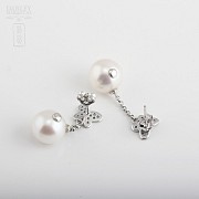 Pearl earrings in 18k white gold and diamonds. - 1