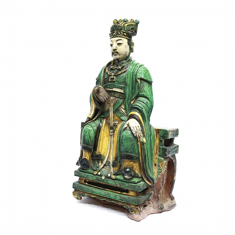 A large sancai-glazed stoneware emperor figure, Ming dynasty (1421-1644)
