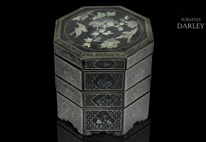A paints box in lacquered wood and mother-of-pearl, 19th - 20th century