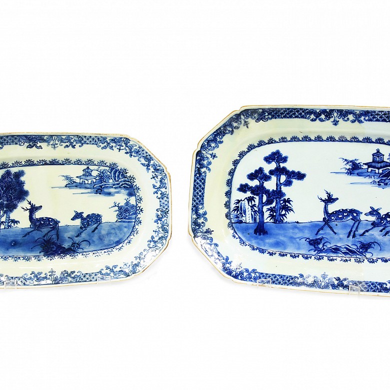 Dos bandejas chinas en porcelana, s.XVIII.