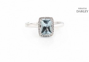 18k white gold ring with diamonds and aquamarine