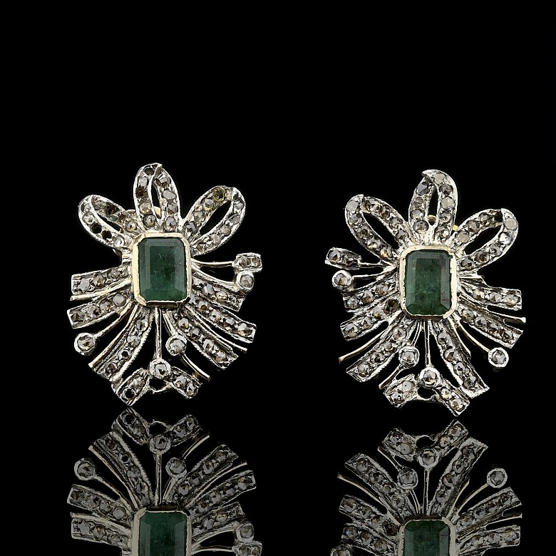 Earrings with diamonds and two emeralds