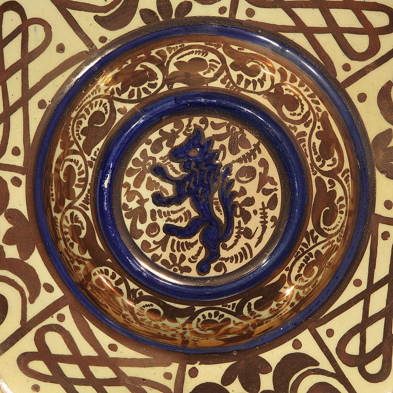 Plato en cerámica esmaltada de reflejo metálico y azul cobalto, S.XX