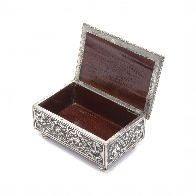 Silver metal candle holder and box. - 2