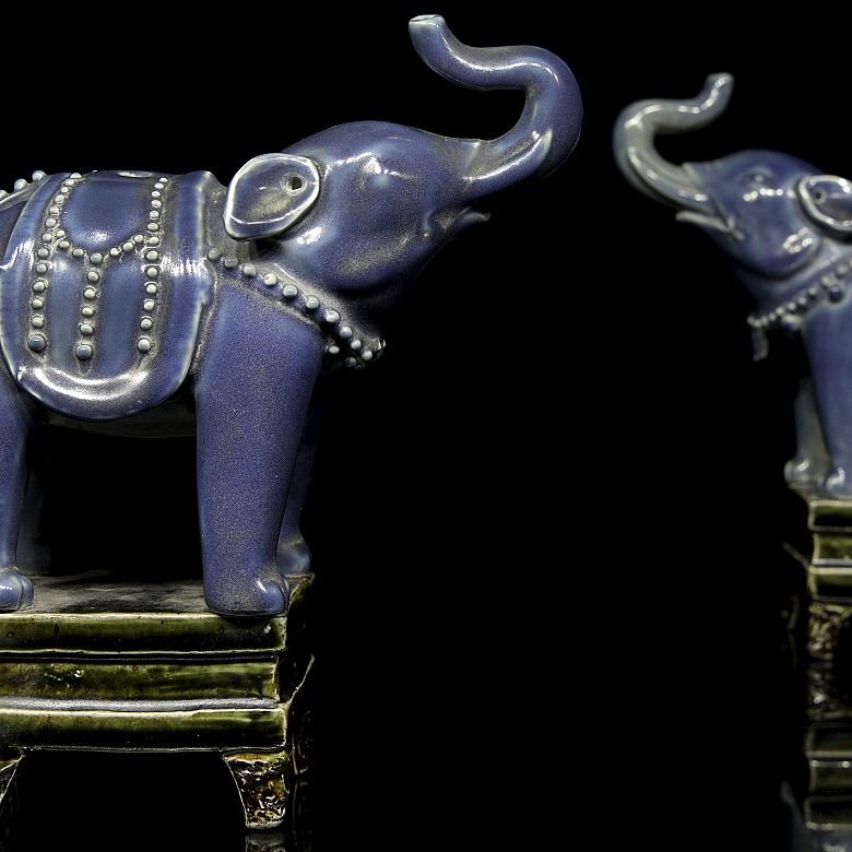 Pareja de elefantes de porcelana vidriada, siglo XIX - 7