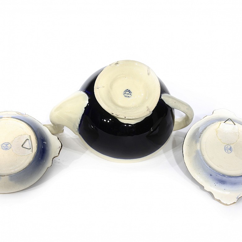 Teapot and two plates by Antonio Peyró (1882-1954). - 3