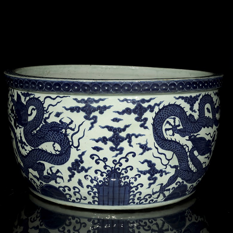 Large dragon fishbowl, blue and white, Ming dynasty, Longqing (1567 - 1572)