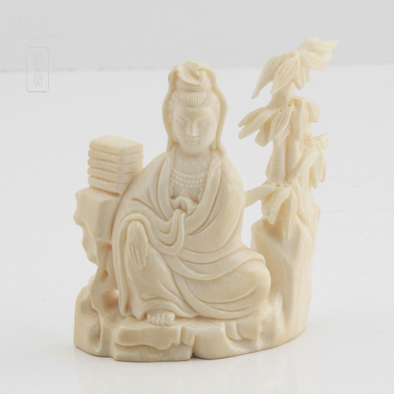 Figura de Guanyin tallada en marfil
