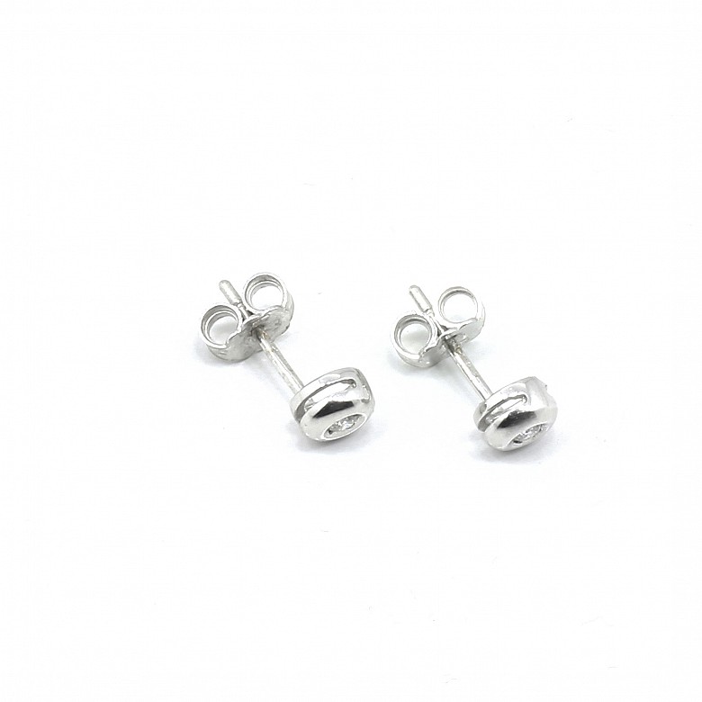 Earrings, sleeper type, in 18k white gold and diamonds. - 2