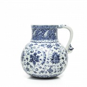 Blue-and-white pottery vessel with handle, Ming dynasty