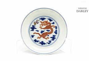 Plato de dragón esmaltado en azul y rojo, China, Qianlong (1736-1795)