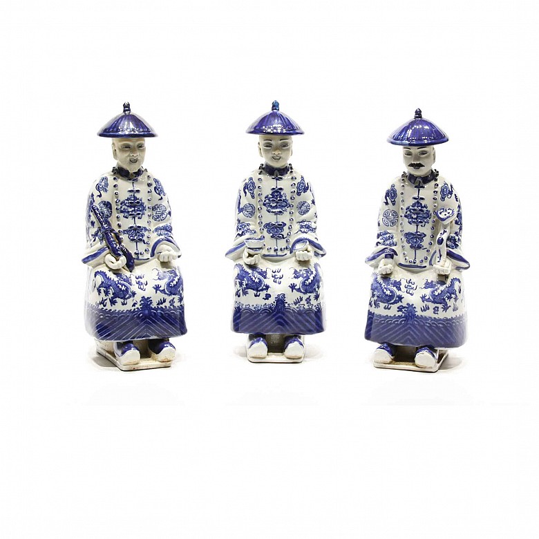 Lot of three chinese porcelain blue and white Mandarin.