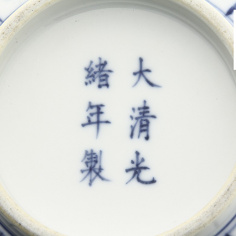 Bol de porcelana, azul y blanco, con peonías, sello Guangxu en la base.