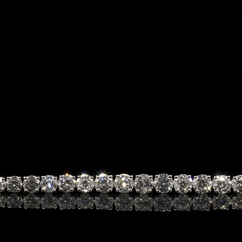 Collar-rivière en oro blanco 18 k y diamantes, en total 11,39 ct