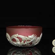 Cuenco de vidrio rojo con base de plata, marca Wang Hing