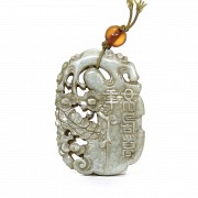 Pieza de jade tallado y una cuenta de ámbar, Dinastía Qing.