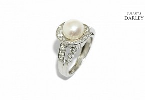 Chevalier platinum ring with a central pearl and brilliant