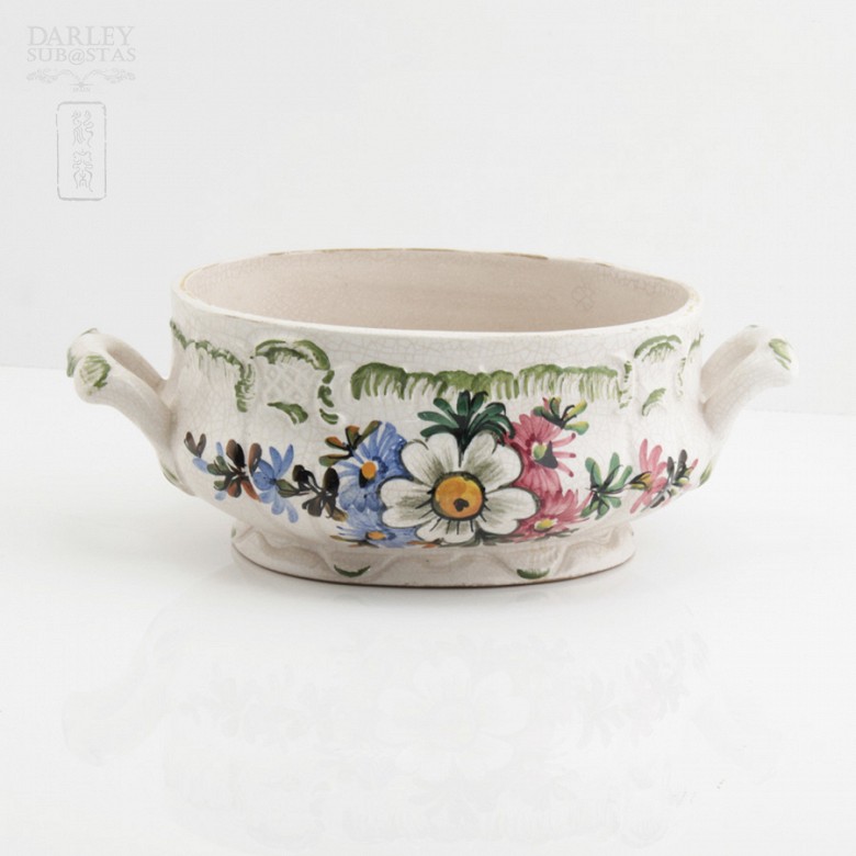 Vasija de cerámica con dibujo floral