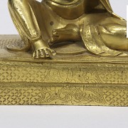 Buda de bronce bañado en oro, dinastia Qing.